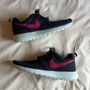 Nike Roshe Athletic Shoes – Youth Size 6 / Women’s 7